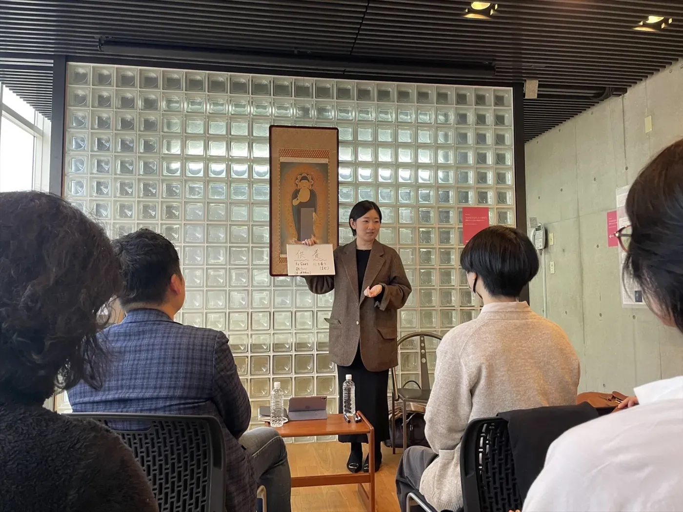 寺院向けの講演で話すせいざん株式会社 取締役 池邊文香